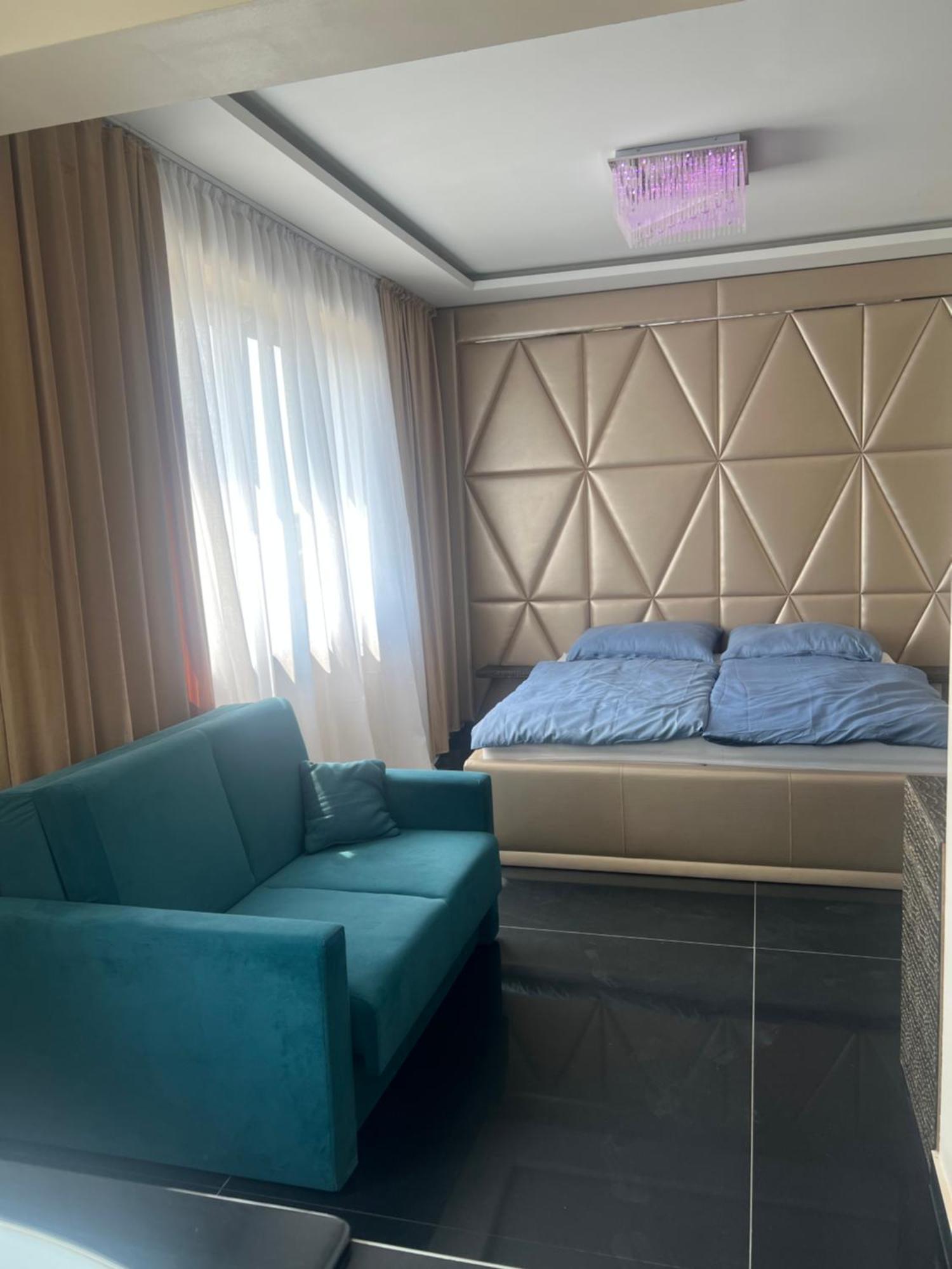 Black Hut Pension&Restaurant *** Hotel ดูนาจสก้า สเตรด้า ภายนอก รูปภาพ
